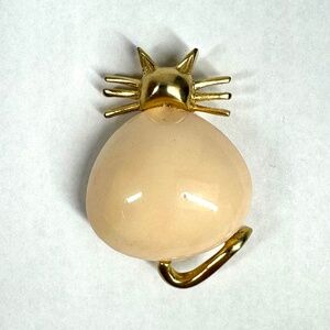 Vintage Les Bernard Gold Tone Faux Pearl Peach Stone Fat Kitty Cat Brooch Signed